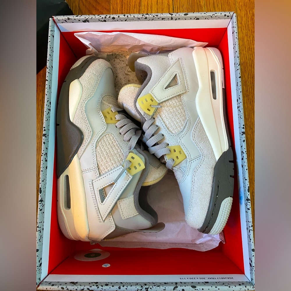 Air Jordan 4 retros SE “craft” size 6 Youth but a women’s 8